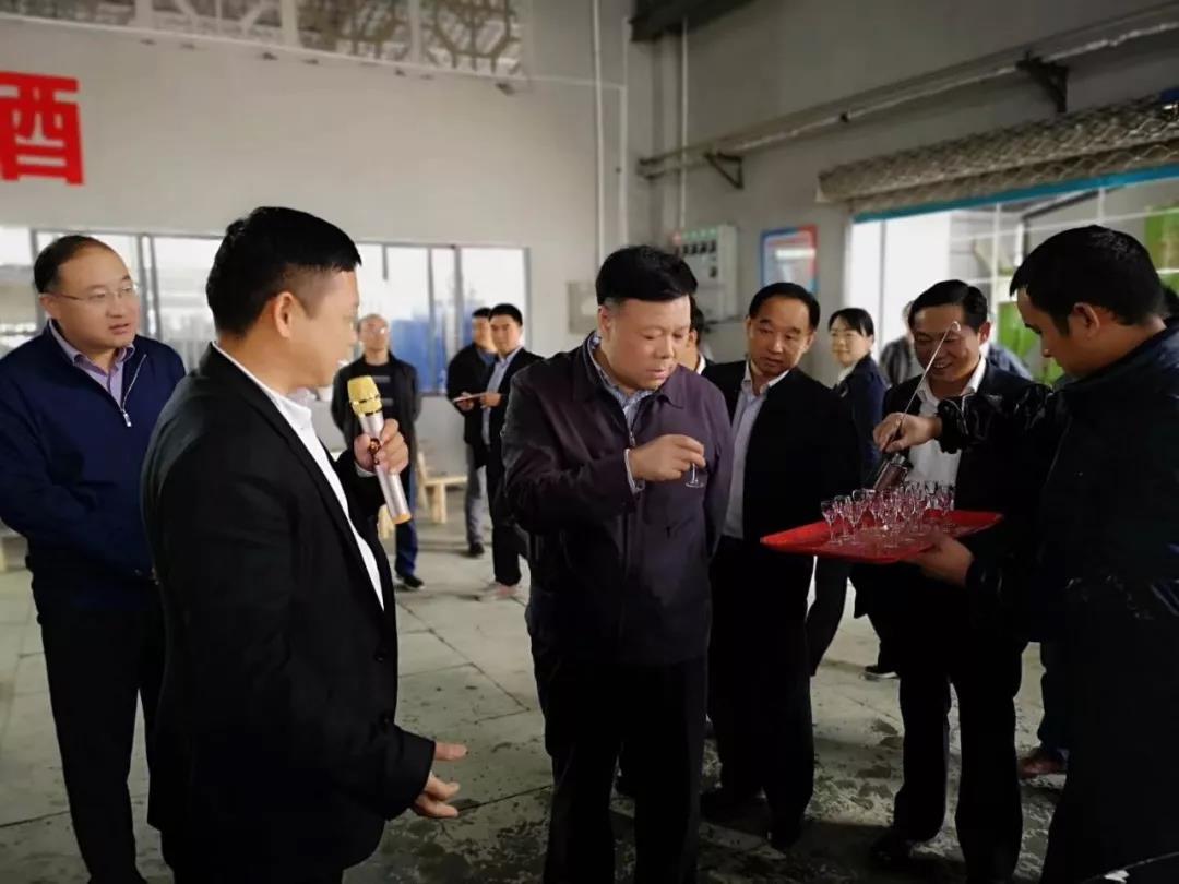九江市政协主席杨小华一行莅临修江王酒业参观